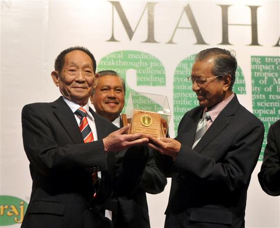 2012年1月31日，在马来西亚吉隆坡，马来西亚前总理马哈蒂尔（右）为袁隆平（左）颁发2011年“马哈蒂尔科学奖”，表彰他在热带农业发展领域的贡献。新华社 图